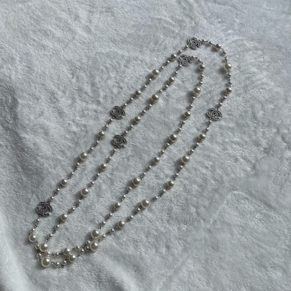 Chic Pearl Long Necklace with Silver-Tone and Silver Stud Earring Set - Picture 3 of 4